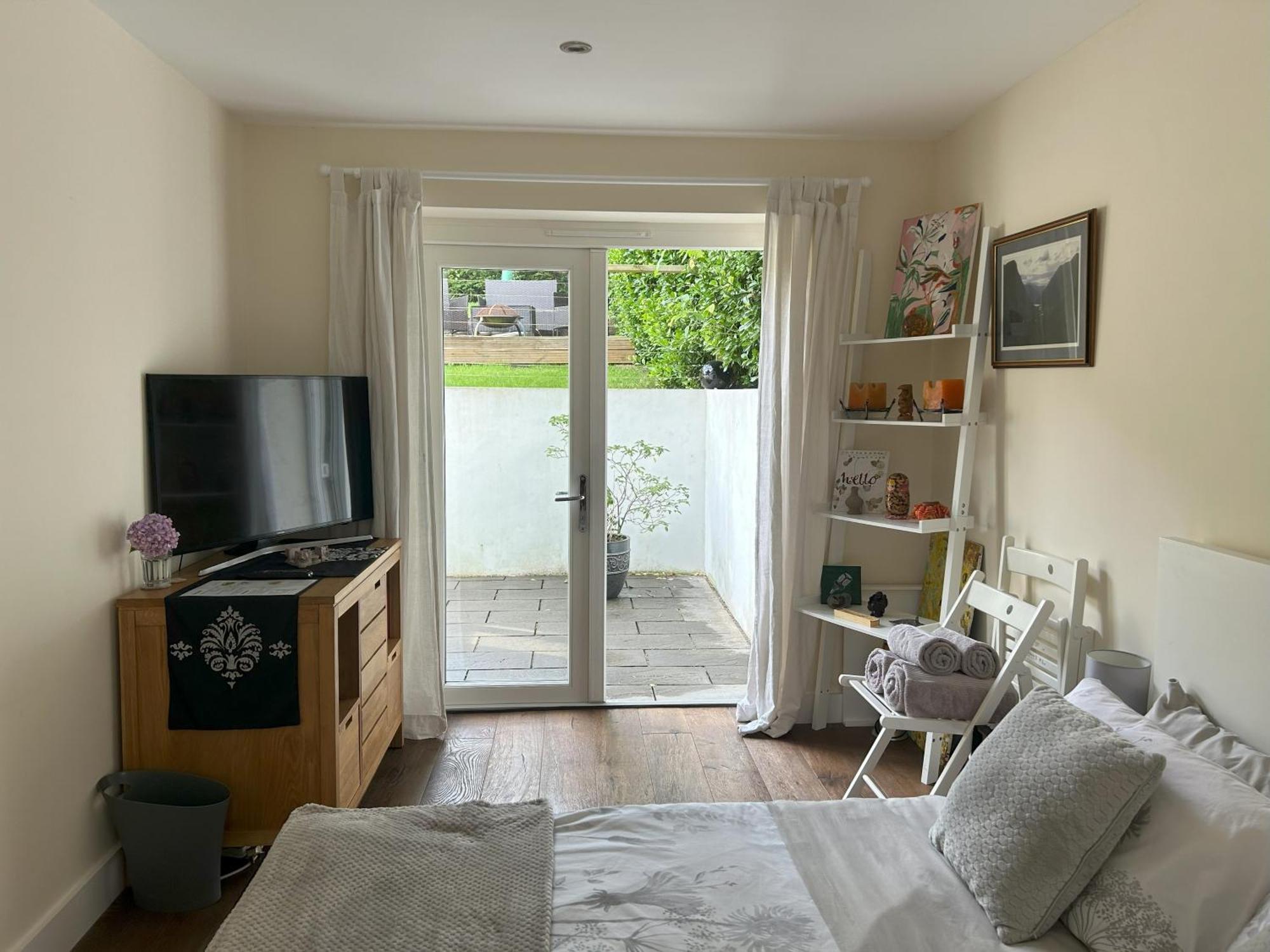 Sanctuary By The Sea With Large Room Including Lounge, Bathroom, Direct Garden Access & Free Parking Brighton Bagian luar foto