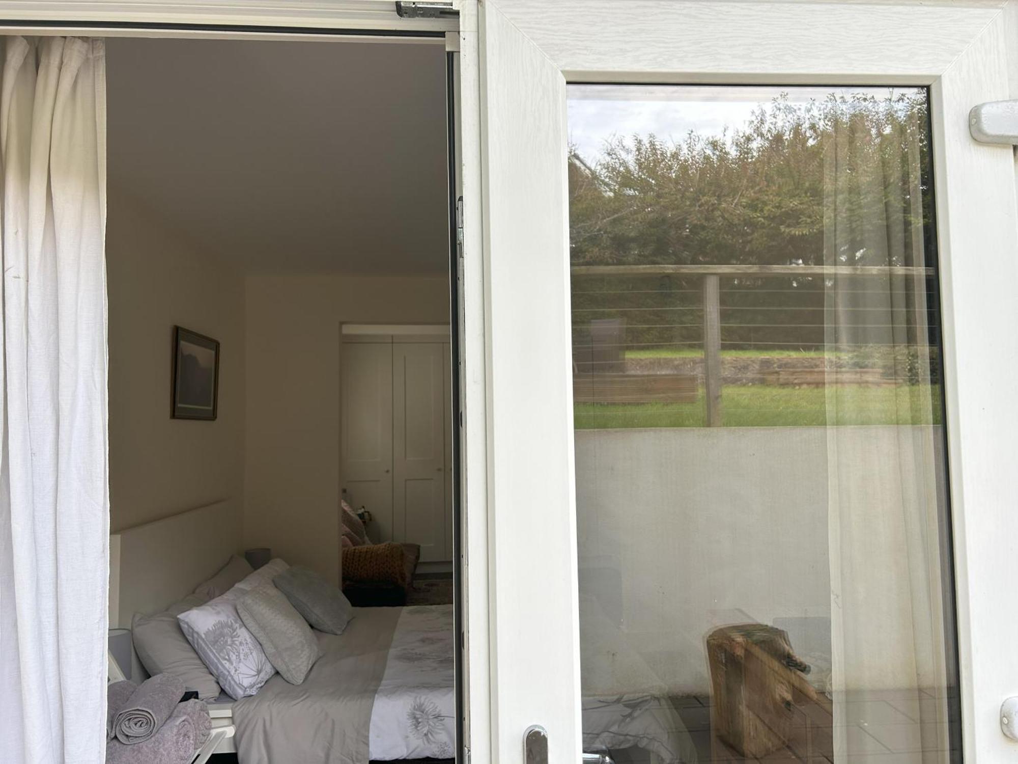 Sanctuary By The Sea With Large Room Including Lounge, Bathroom, Direct Garden Access & Free Parking Brighton Bagian luar foto